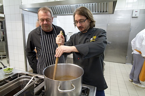 Cserna-Szabó és Fehér a levessel (A fotó a Gundel étterem konyháján készült)